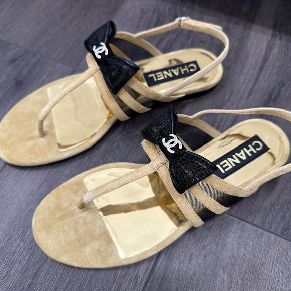 Chanel 24 Caramel Camel Brown Beige CC BLACK BOW LOGO Gold Sandals 40 - Picture 9 of 16